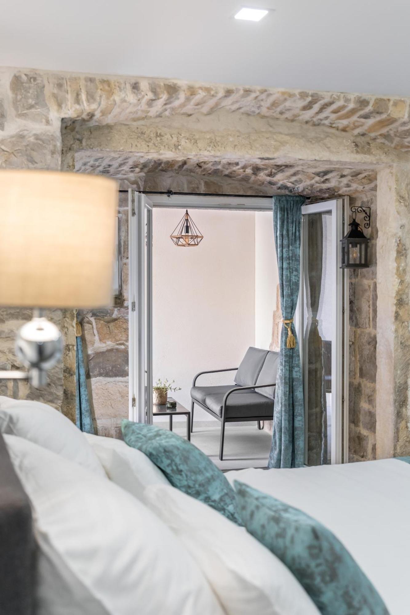 Heritage Apartman Geza In Centar With Private Parking Kastela Bagian luar foto