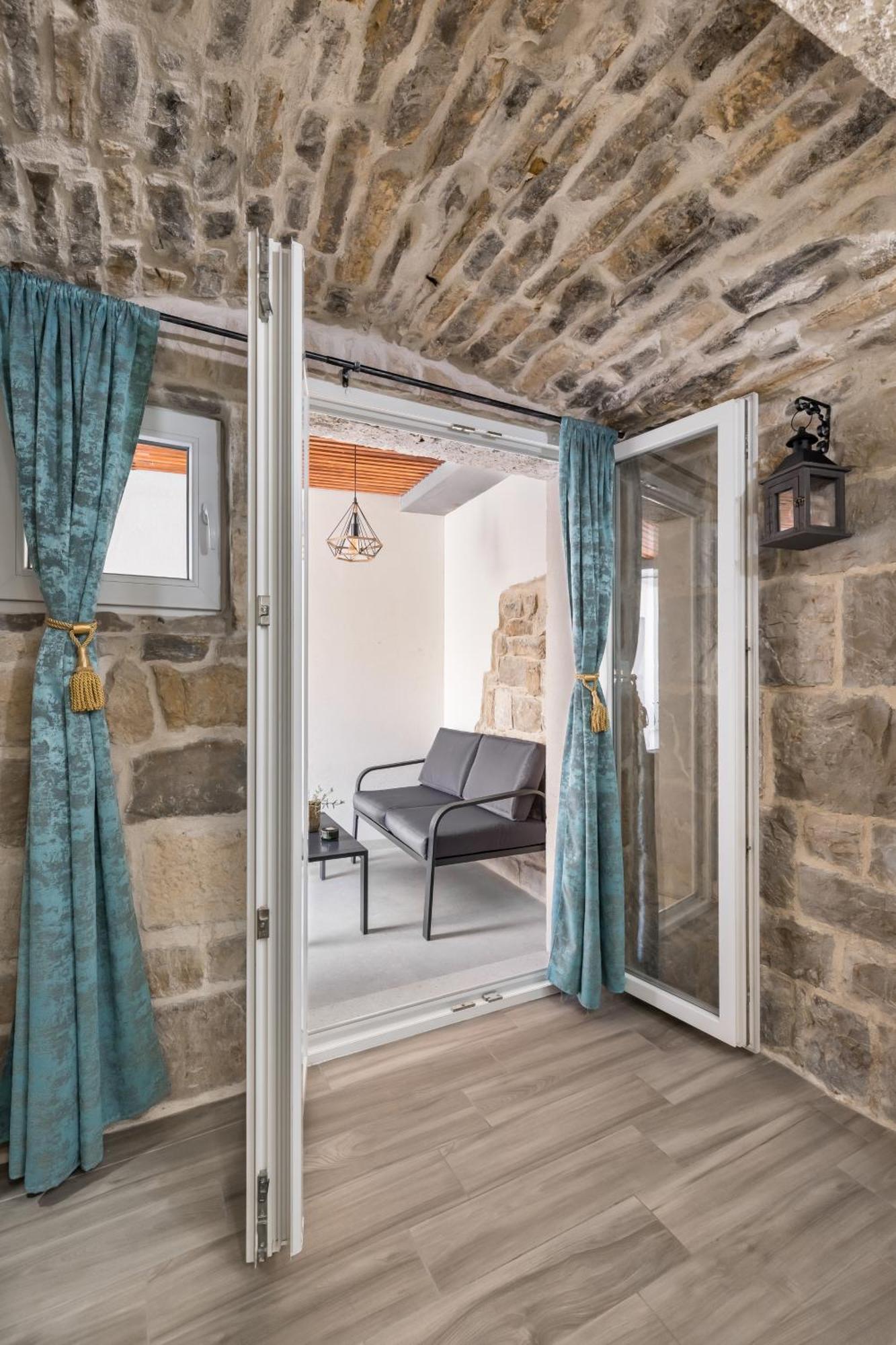 Heritage Apartman Geza In Centar With Private Parking Kastela Bagian luar foto