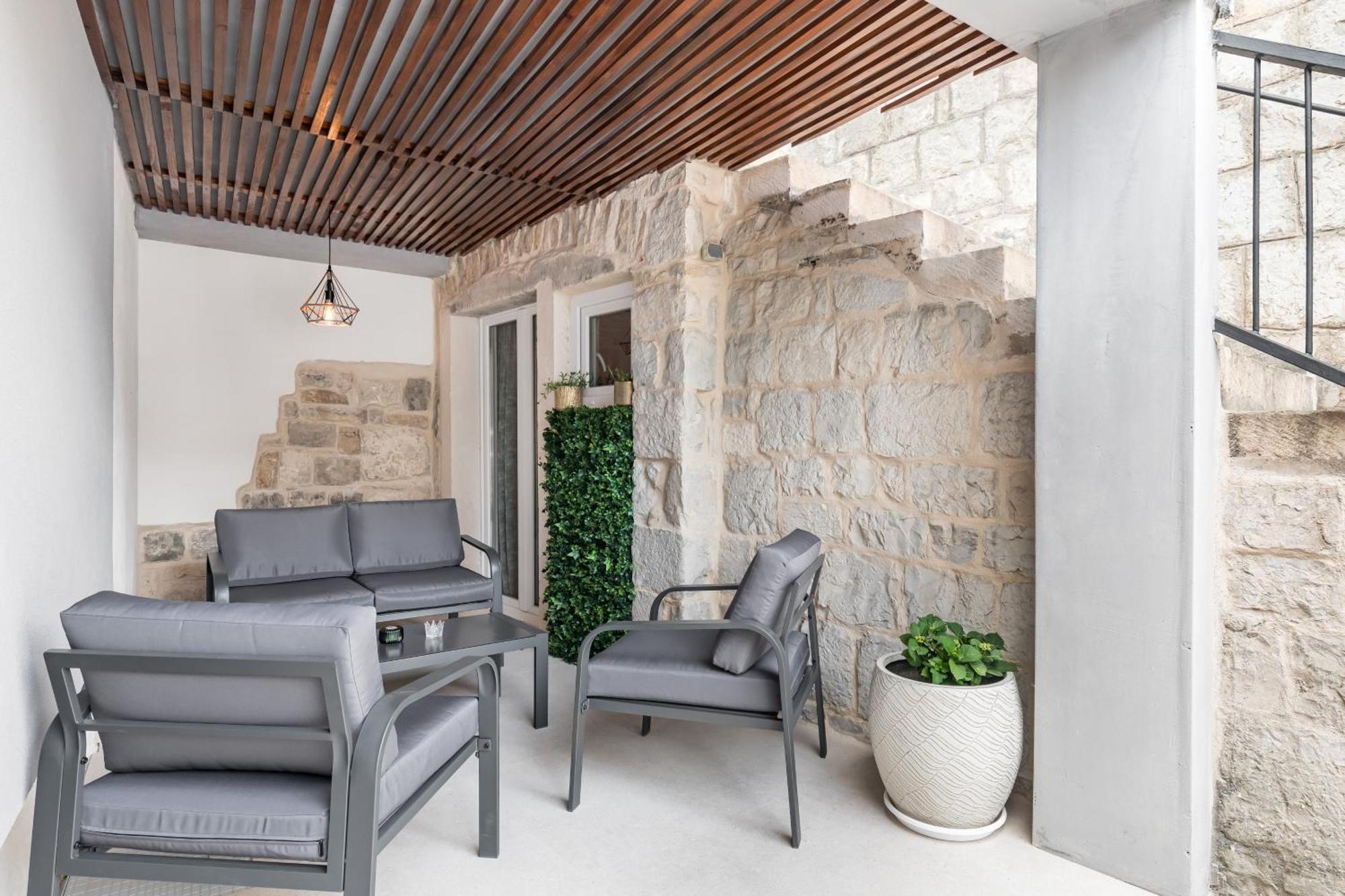 Heritage Apartman Geza In Centar With Private Parking Kastela Bagian luar foto