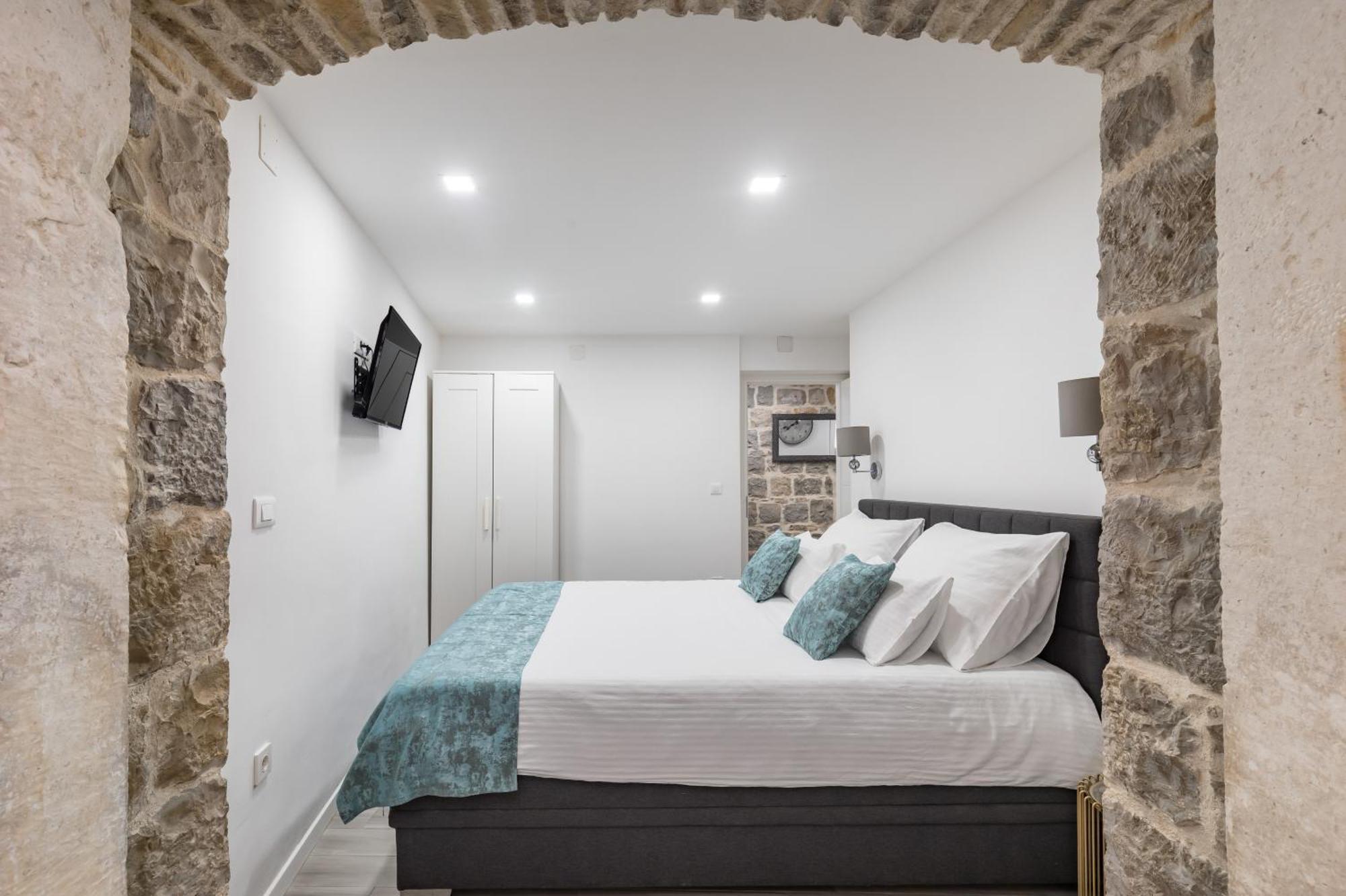 Heritage Apartman Geza In Centar With Private Parking Kastela Bagian luar foto