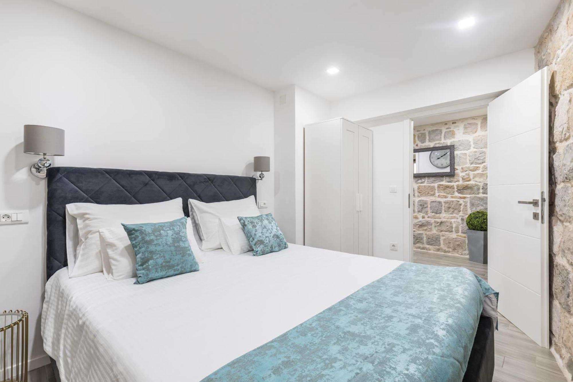 Heritage Apartman Geza In Centar With Private Parking Kastela Bagian luar foto