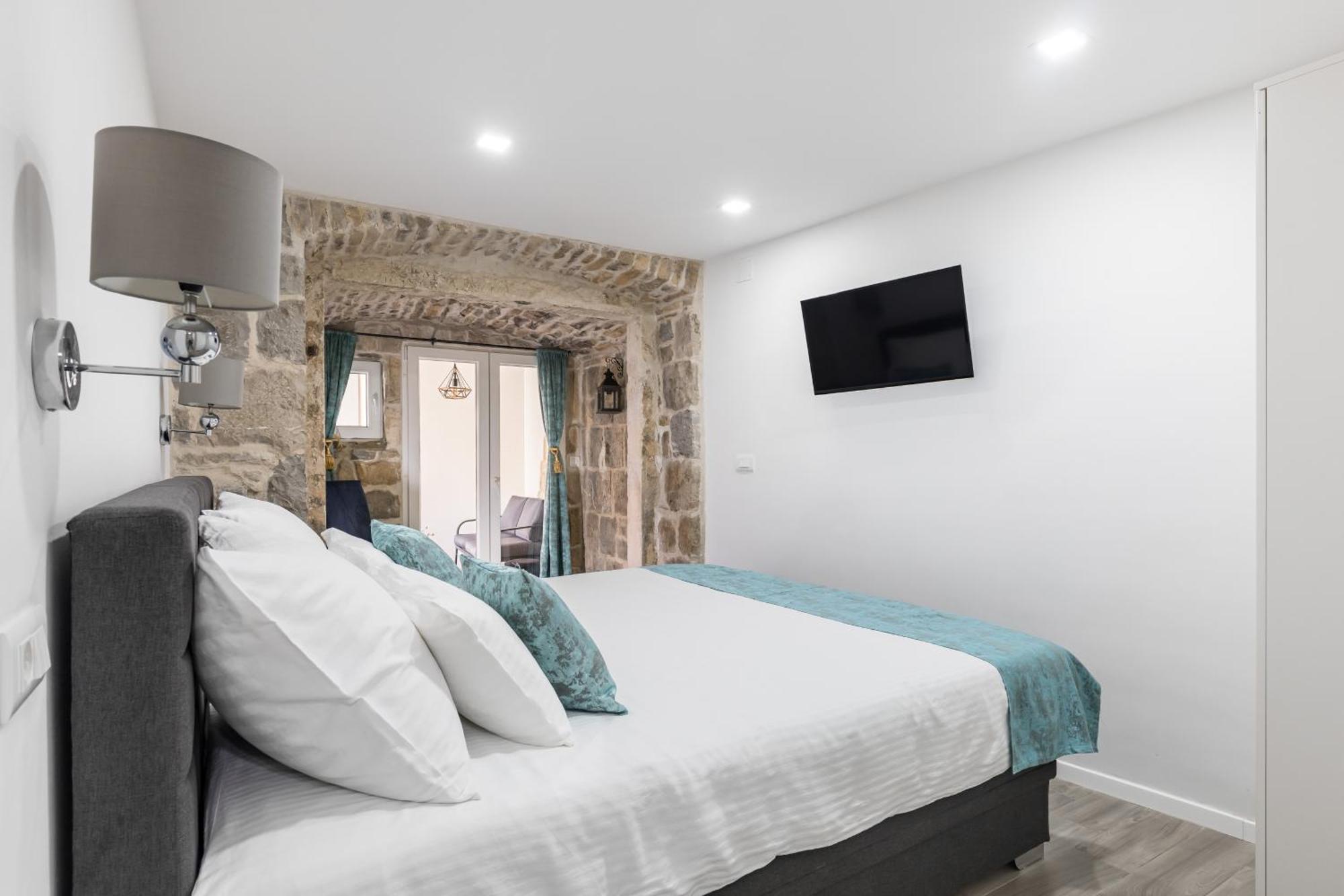 Heritage Apartman Geza In Centar With Private Parking Kastela Bagian luar foto