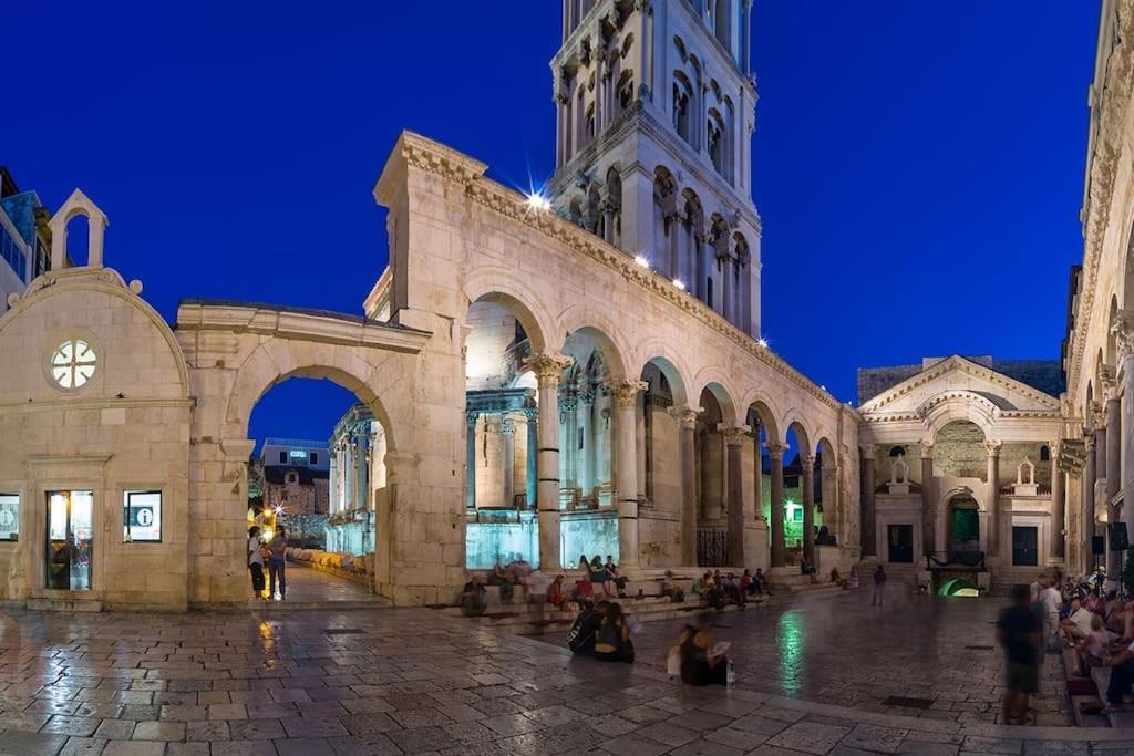Heritage Apartman Geza In Centar With Private Parking Kastela Bagian luar foto