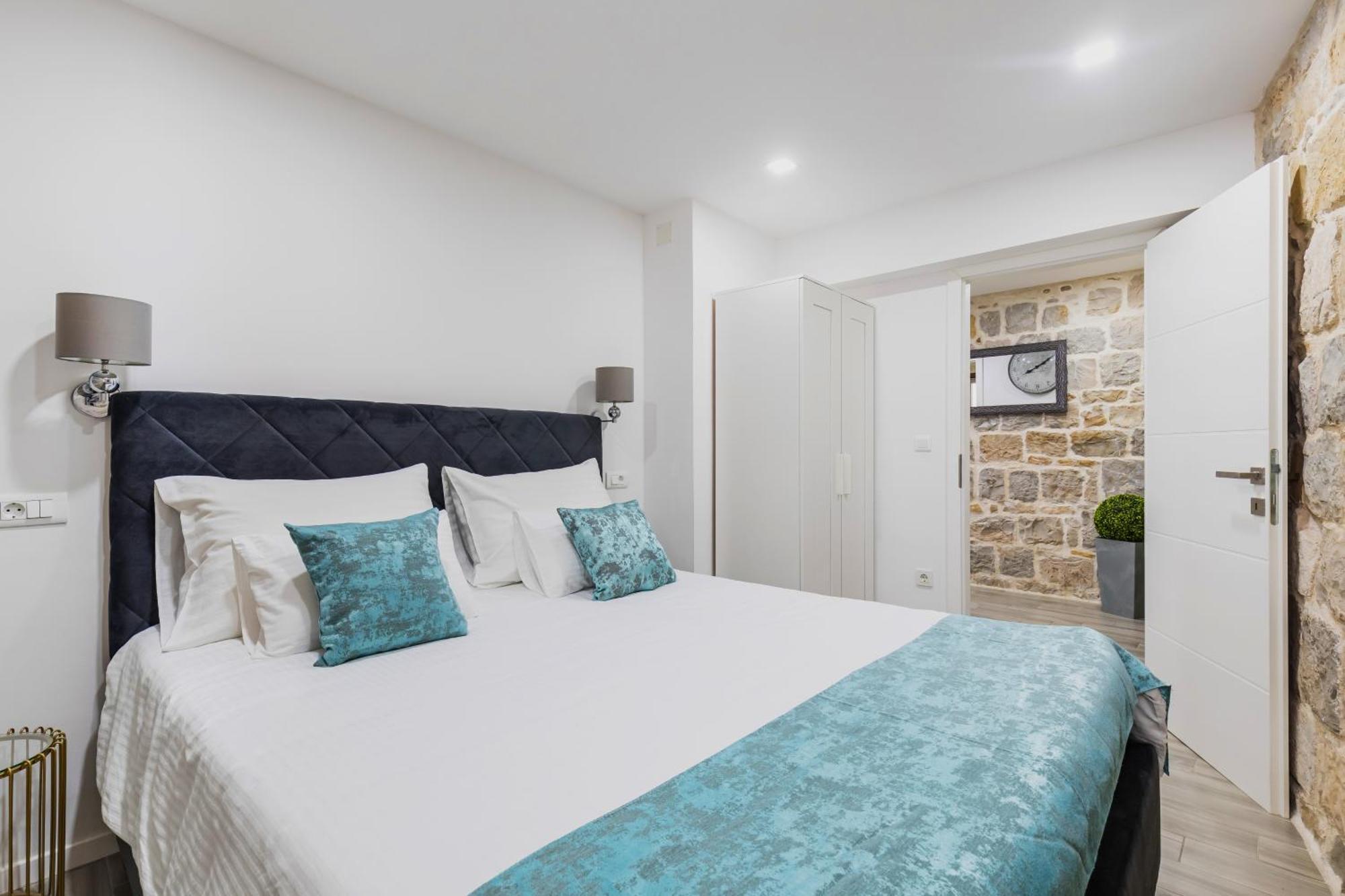 Heritage Apartman Geza In Centar With Private Parking Kastela Bagian luar foto